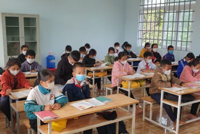 Sau một thời gian dài học trực tuyến nay các em học sinh trường Tiểu học Ama Trang Lơng được đến trường học trực tiếp